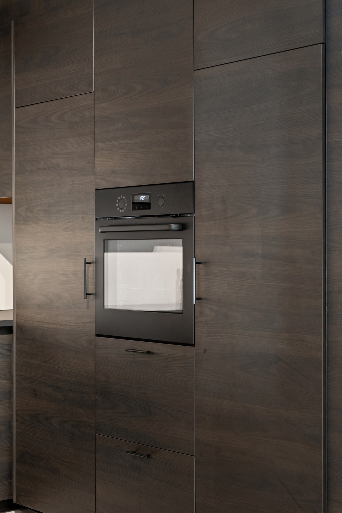 Integrerte hvitevarer: stekeovn, nedfelt 80 cm induksjonstopp, oppvaskmaskin og kjøleskap. Galleribilde