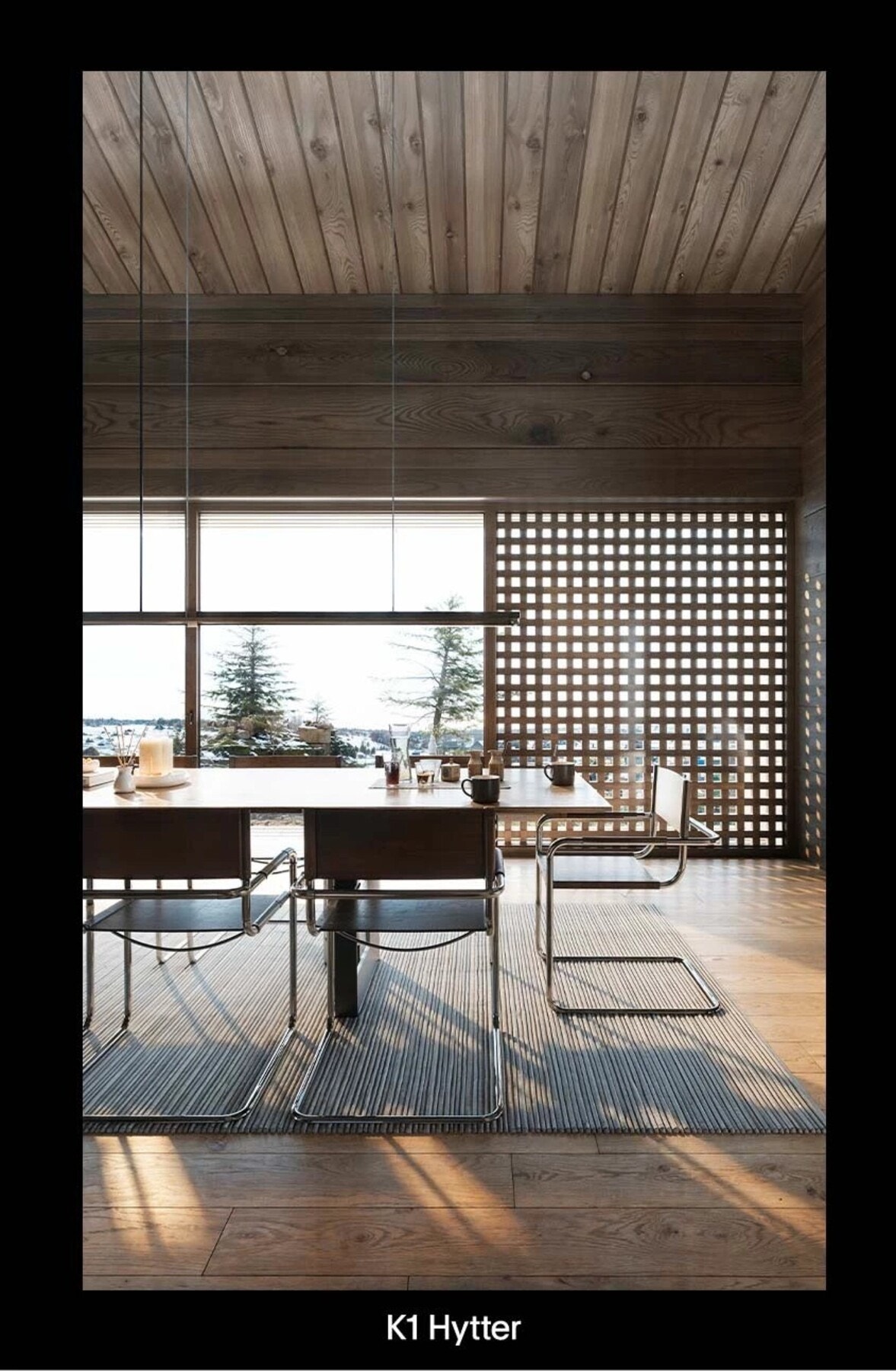 En moderne hytte med store vindusflater som gir deg utsikt. Galleribilde