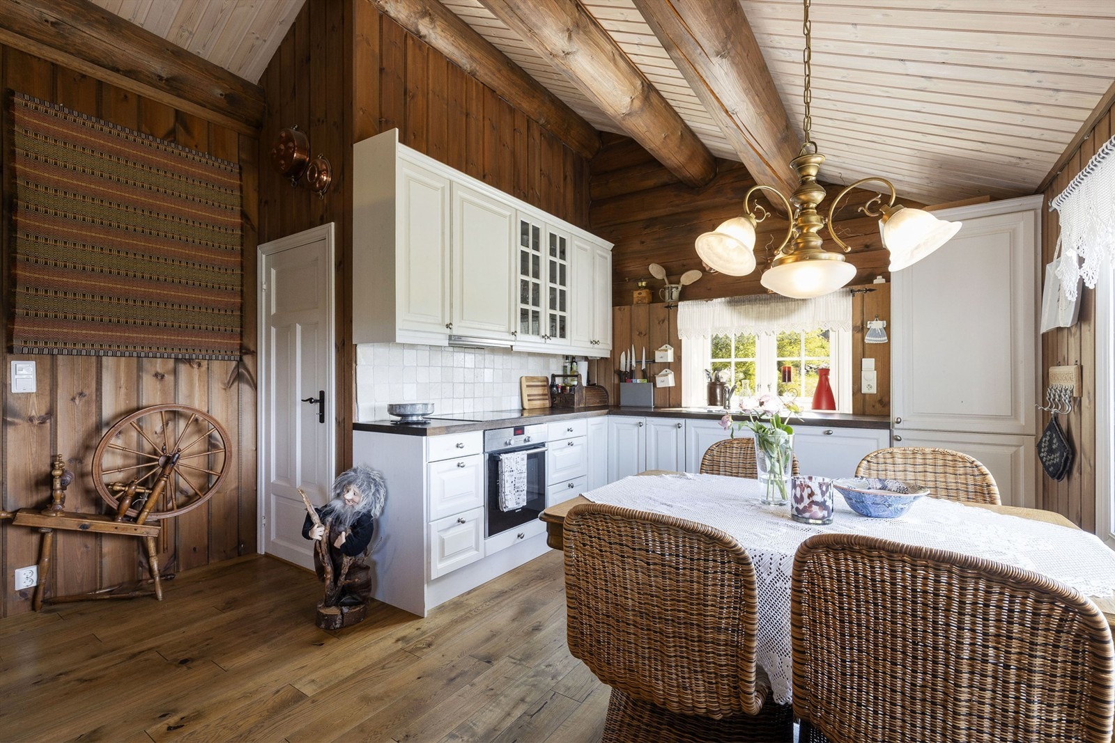 Lekkert kjøkken produsert av lokal snekker fra Bergsbygda i Porsgrunn Galleribilde