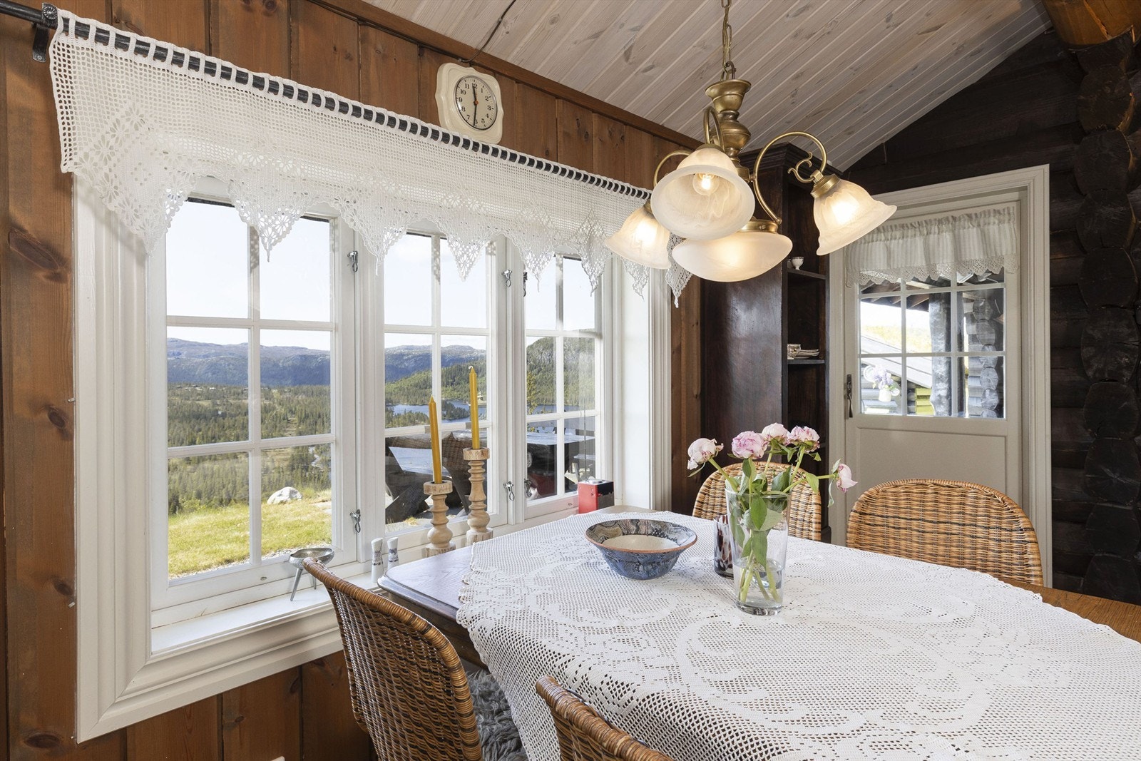 Utsikten kan også nytes fra kjøkkenet Galleribilde