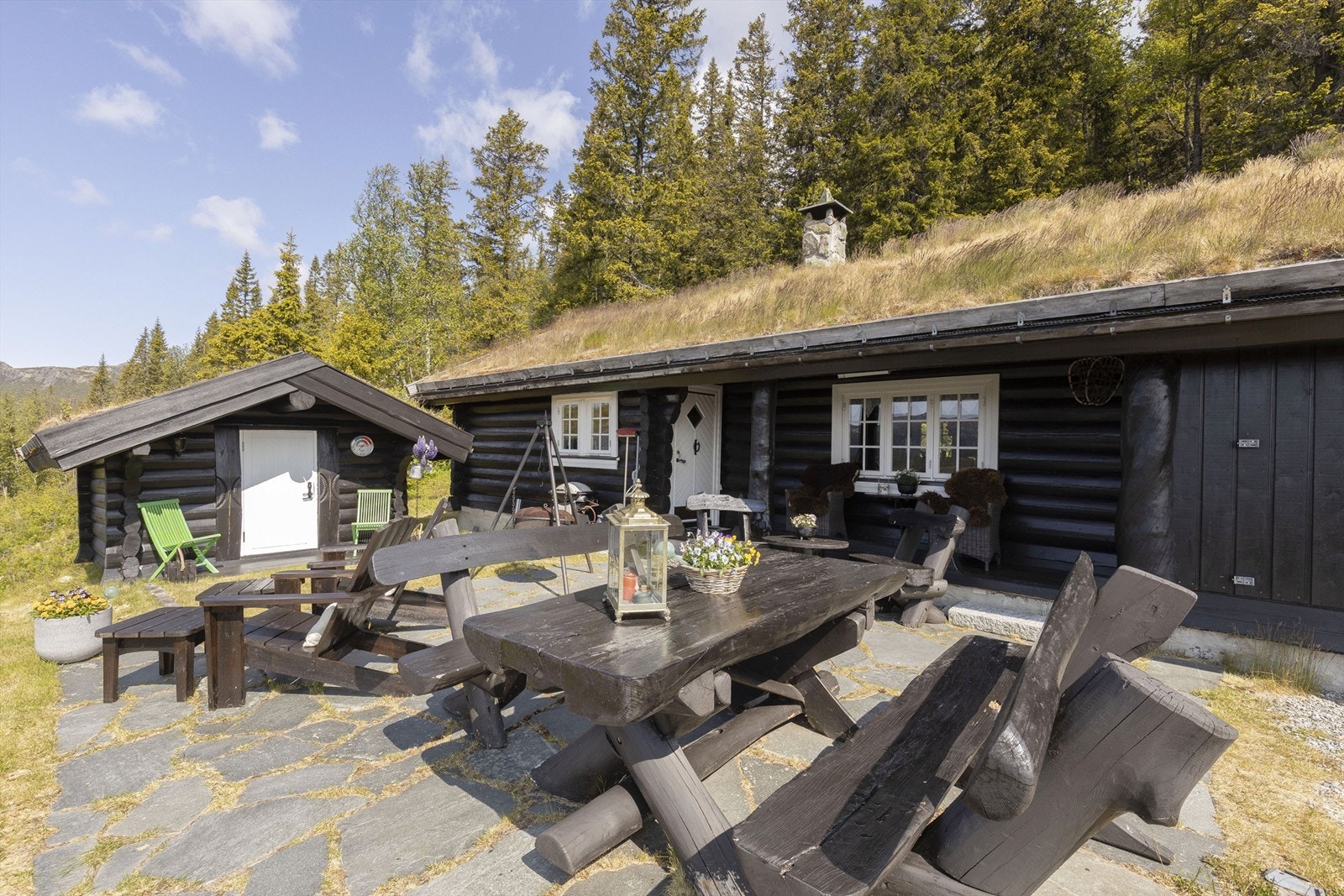 Flere muligheter til å sitte både under tak og ute på skiferbelagt uteplass Galleribilde