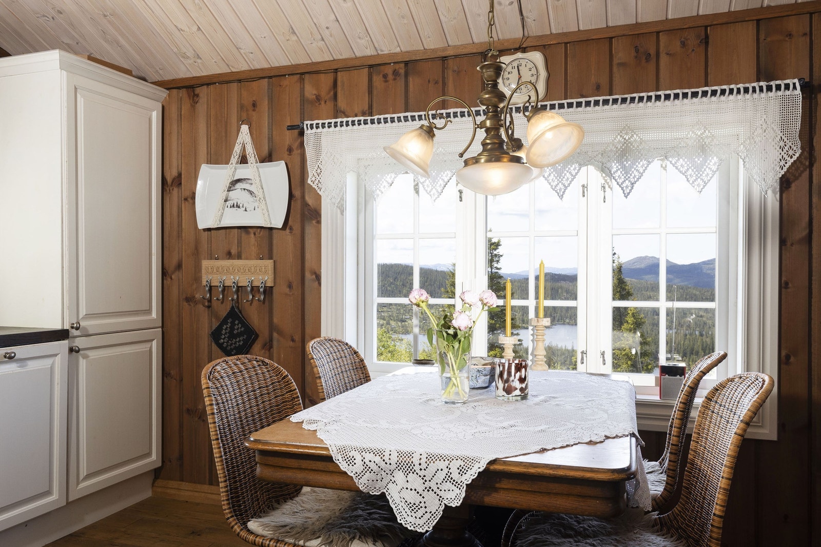 Utsikten kan også nytes fra kjøkkenet Galleribilde