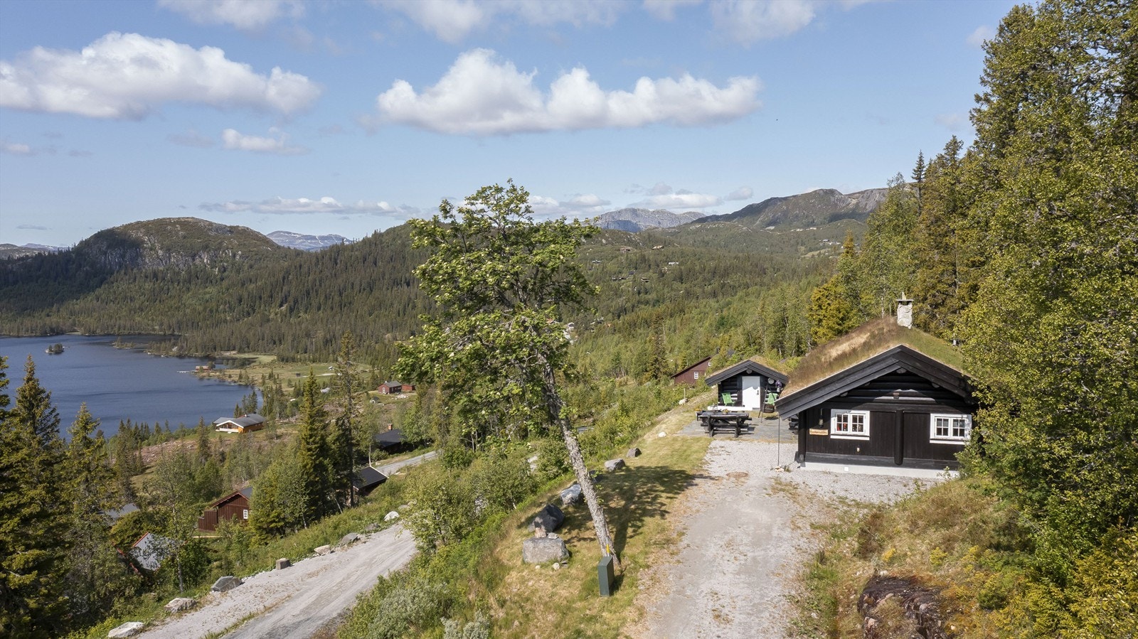 Eiendommen har en av Tuddals beste beliggenheter på toppen av feltet Nøtingen Galleribilde