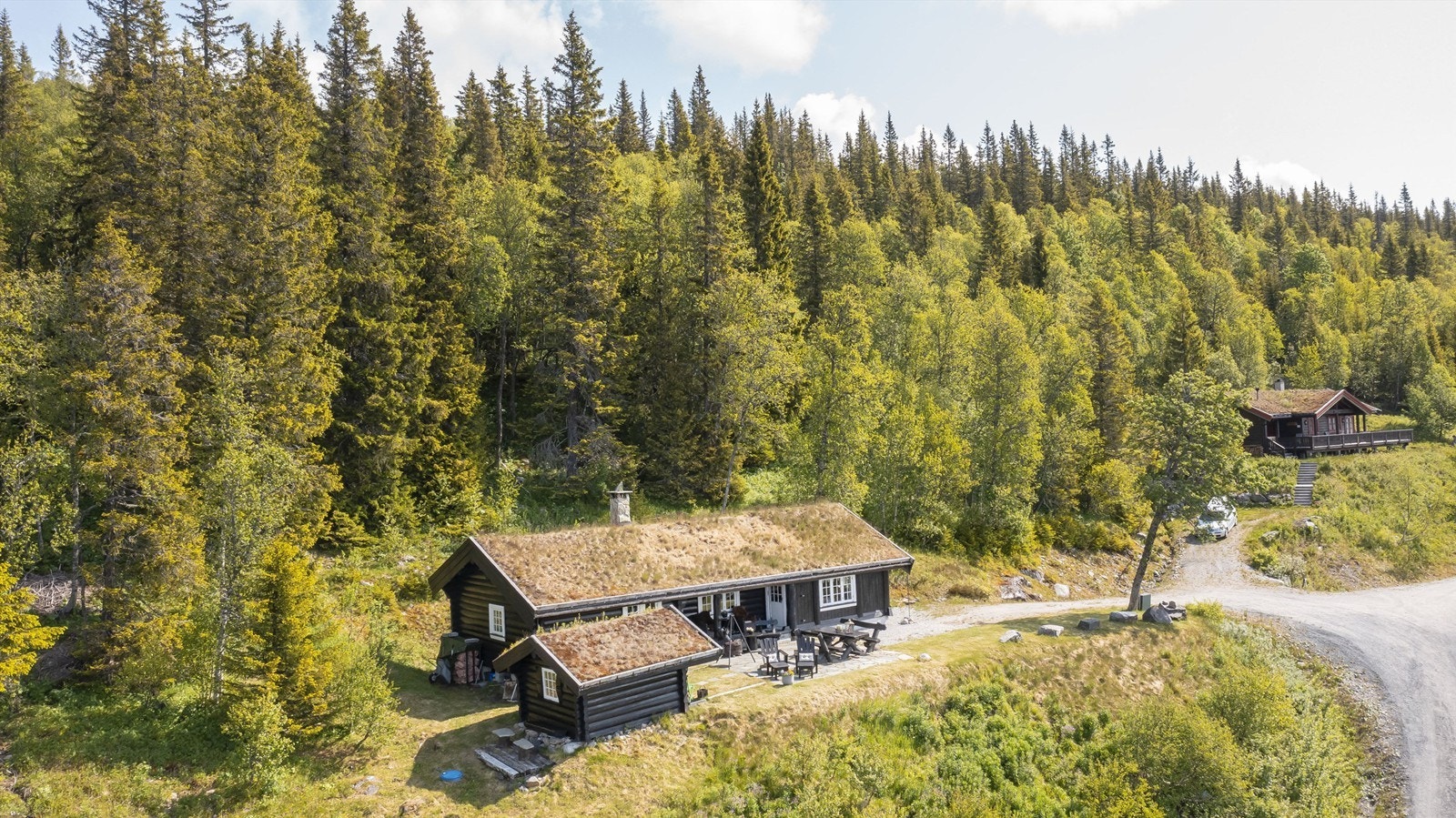 Eiendommen har eget anneks i laftet tømmer og ekstra soveplasser Galleribilde