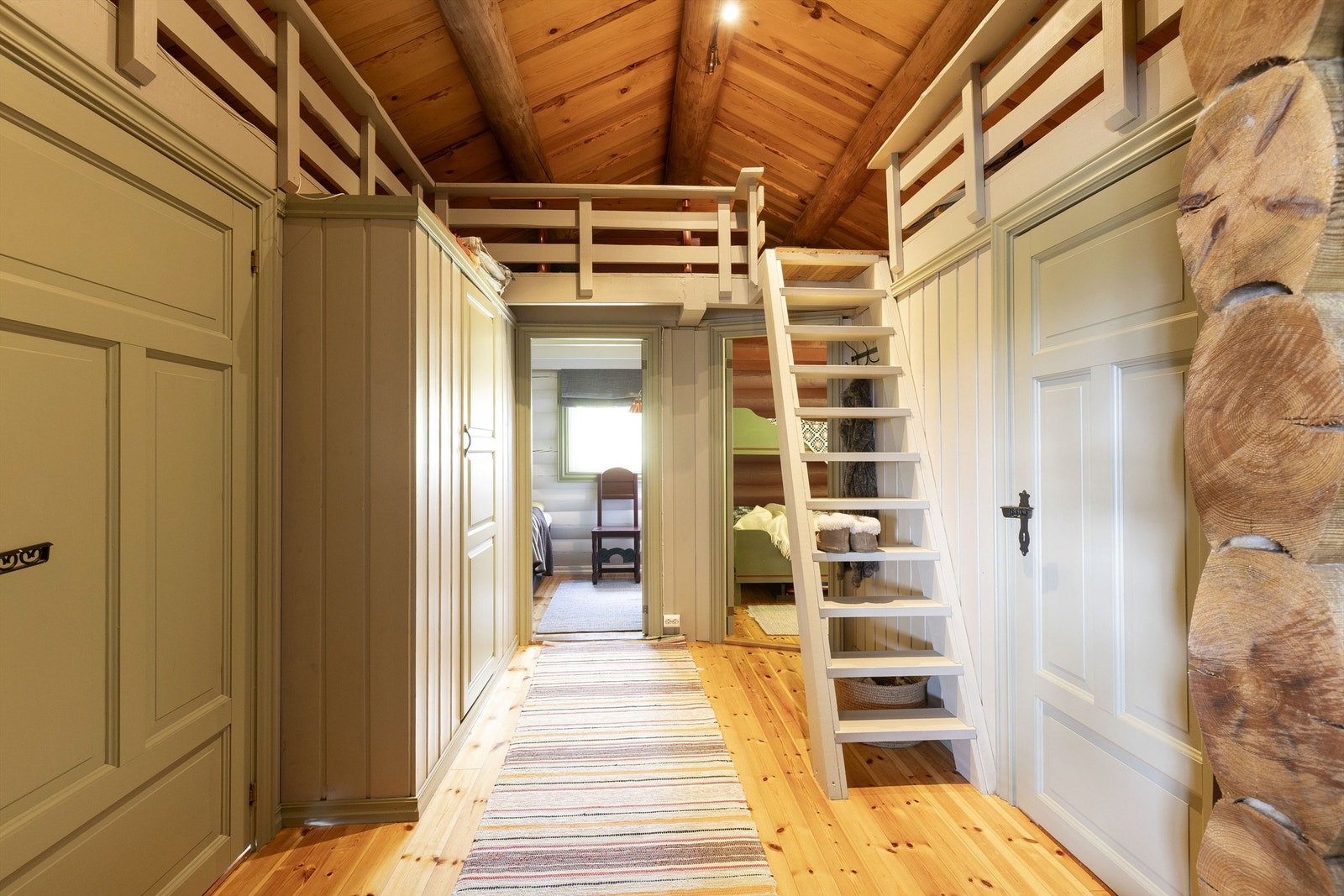 Romslig hall med hems Galleribilde