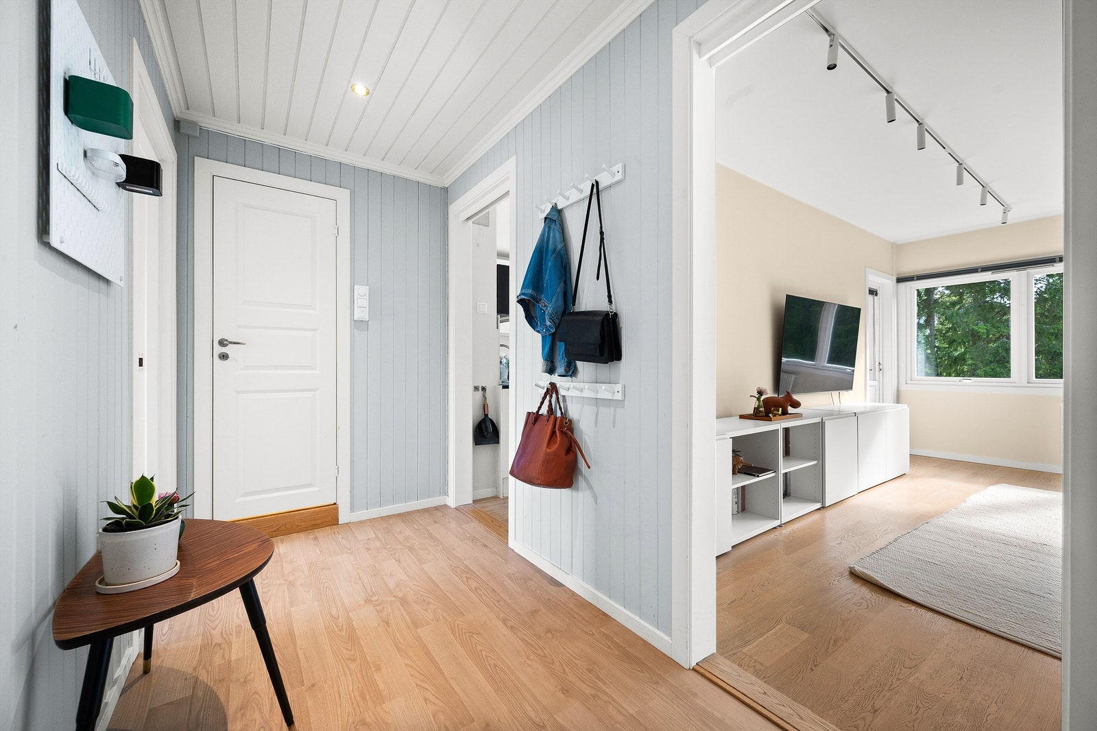 Velkommen inn! Leilighetens entré er lys og innbydende og gir et meget godt førsteinntrykk av boligen. Galleribilde