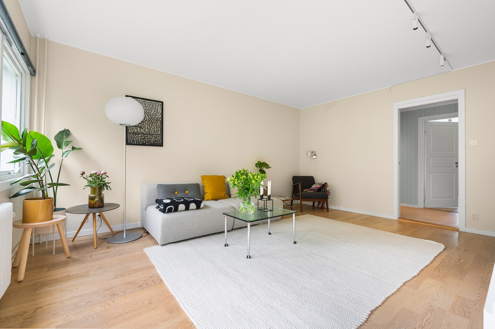 Overflatene er holdt i duse og behagelige nyanser. Galleribilde