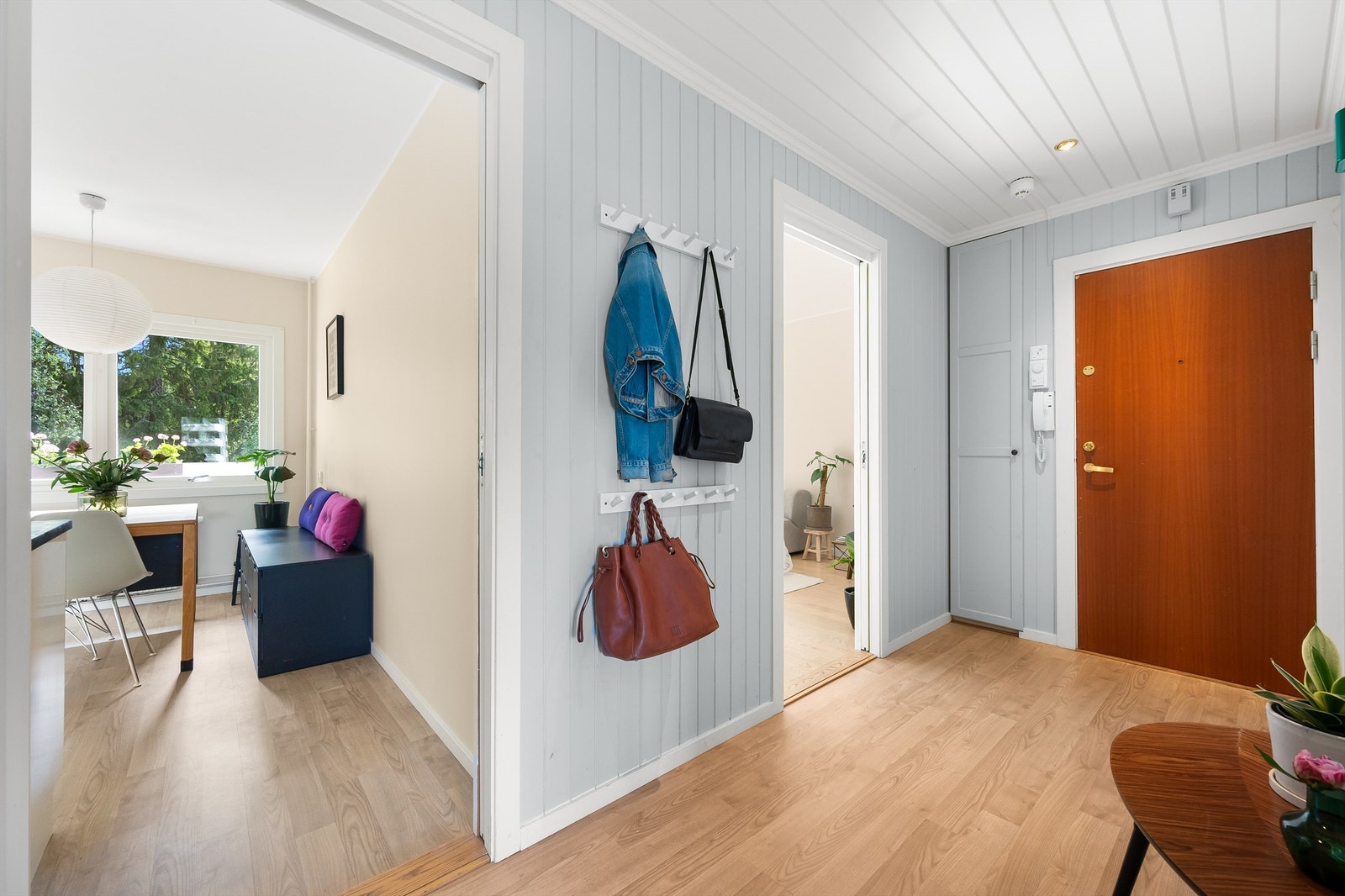 Her er det god plass til å henge fra seg yttertøyet og sette fra seg sko. Entréen knytter boligens rom fint og sømløst sammen. Galleribilde