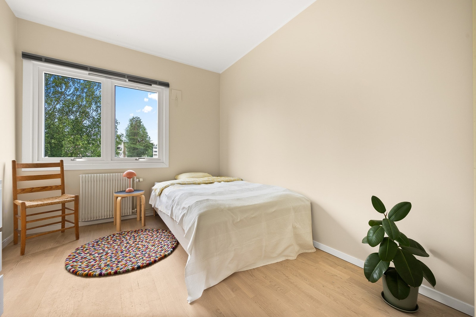 Her er det god plass til seng, skrivebord, eller annet ønskelig møblement. Galleribilde