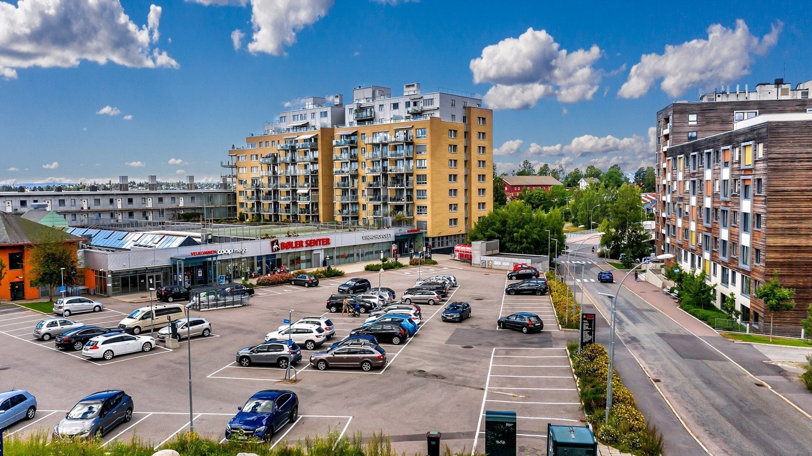 Bøler senter med daglighandel, diverse forretninger, vinmonopol og servicetilbud. Galleribilde