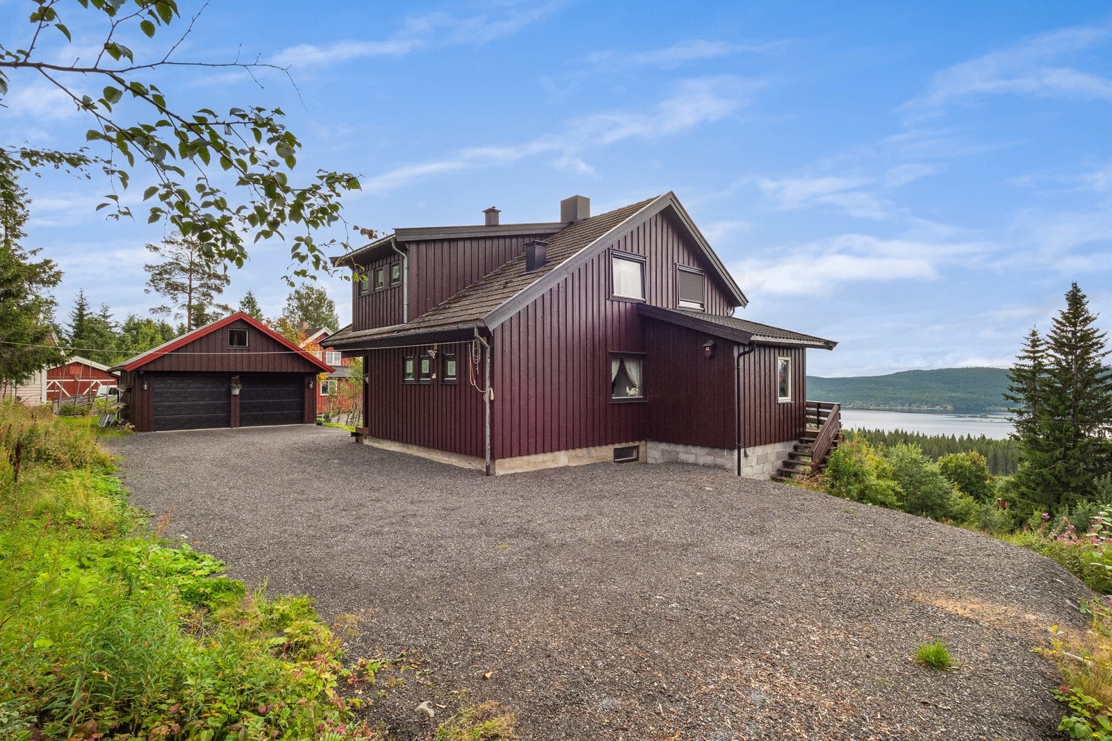 Nordmessenvegen 391 er en innbydende & velholdt enebolig beliggende i vakre omgivelser på Mesnali. Galleribilde