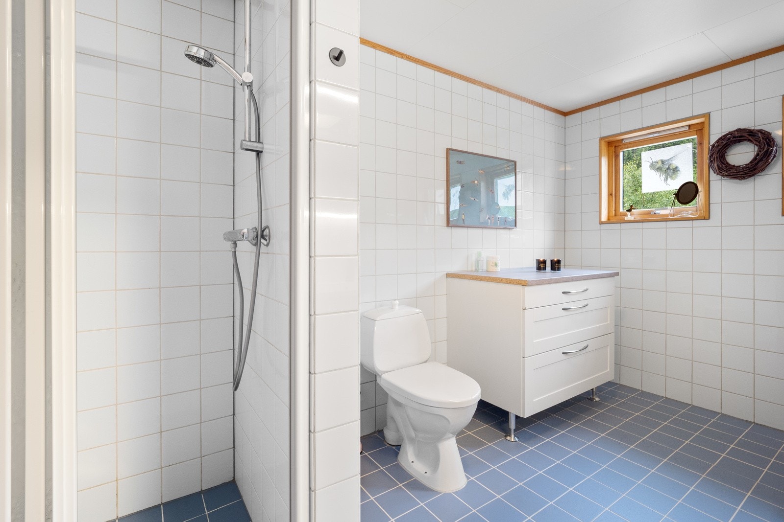 Bad 2.etasje med fliser på gulv og vegger. Galleribilde