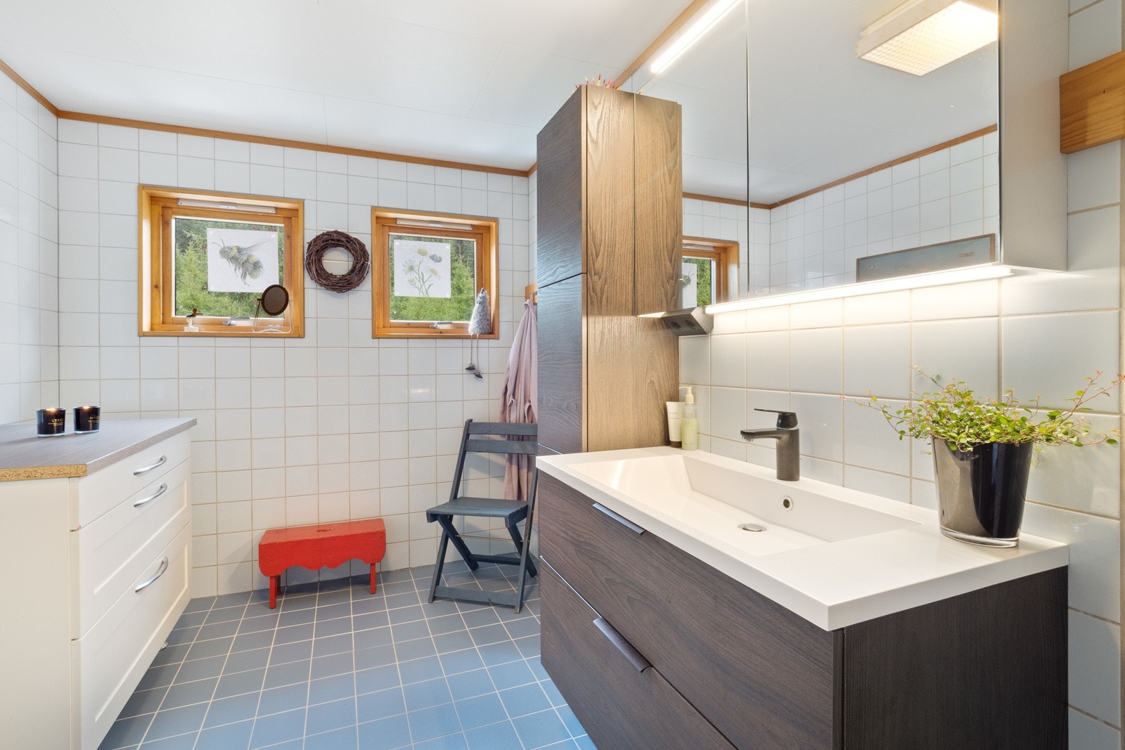 Nyere innredning med god oppbevaringsplass. Galleribilde