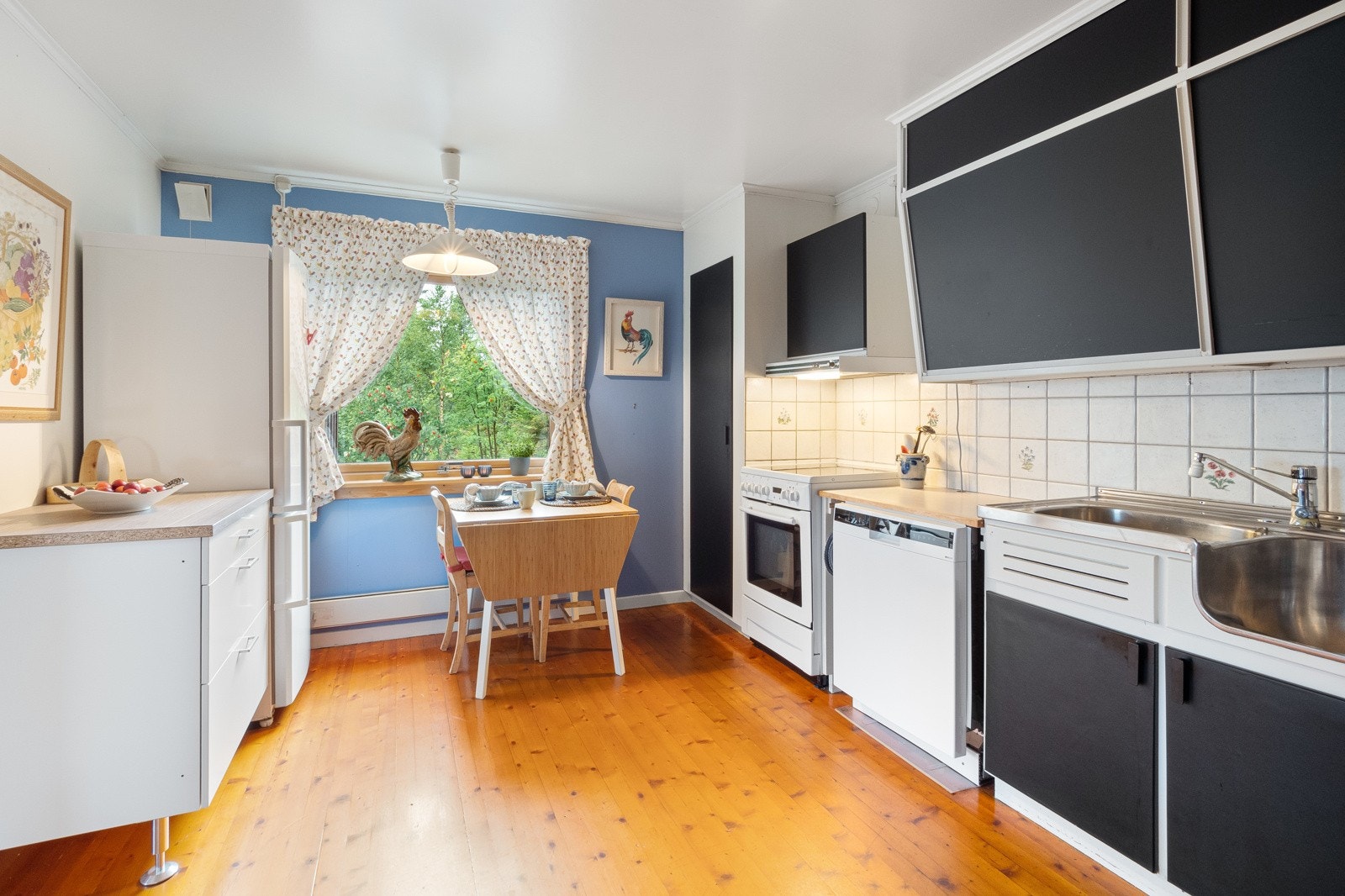 Plassbygd kjøkken i retro stil. Galleribilde