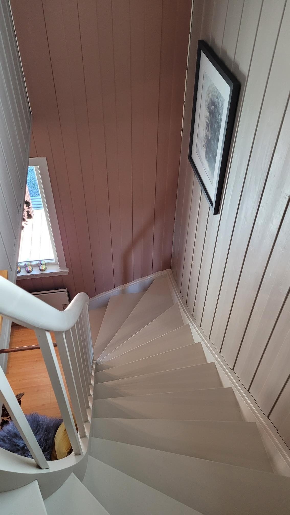 Hall m/trapp har nylig blitt oppgradert med maling på vegger & i trapp. Galleribilde