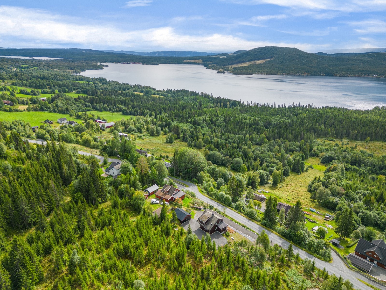 Nydelig utsikt over Nord-Mesna og omkringliggende områder. Galleribilde