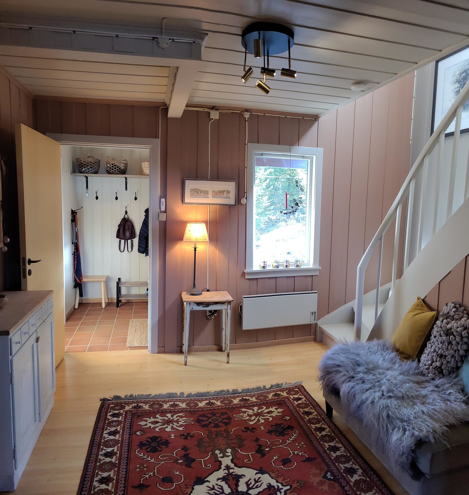 Entré & hall m/trapp er blitt oppgradert med nymalte vegger. Privat bilde. Galleribilde
