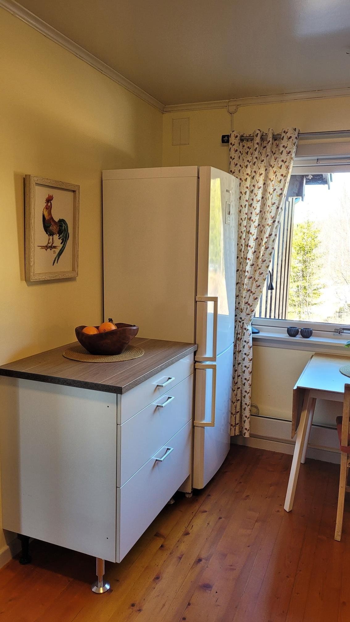 Kjøkken er i dag oppgradert med nymalte vegger. Privat bilde. Galleribilde