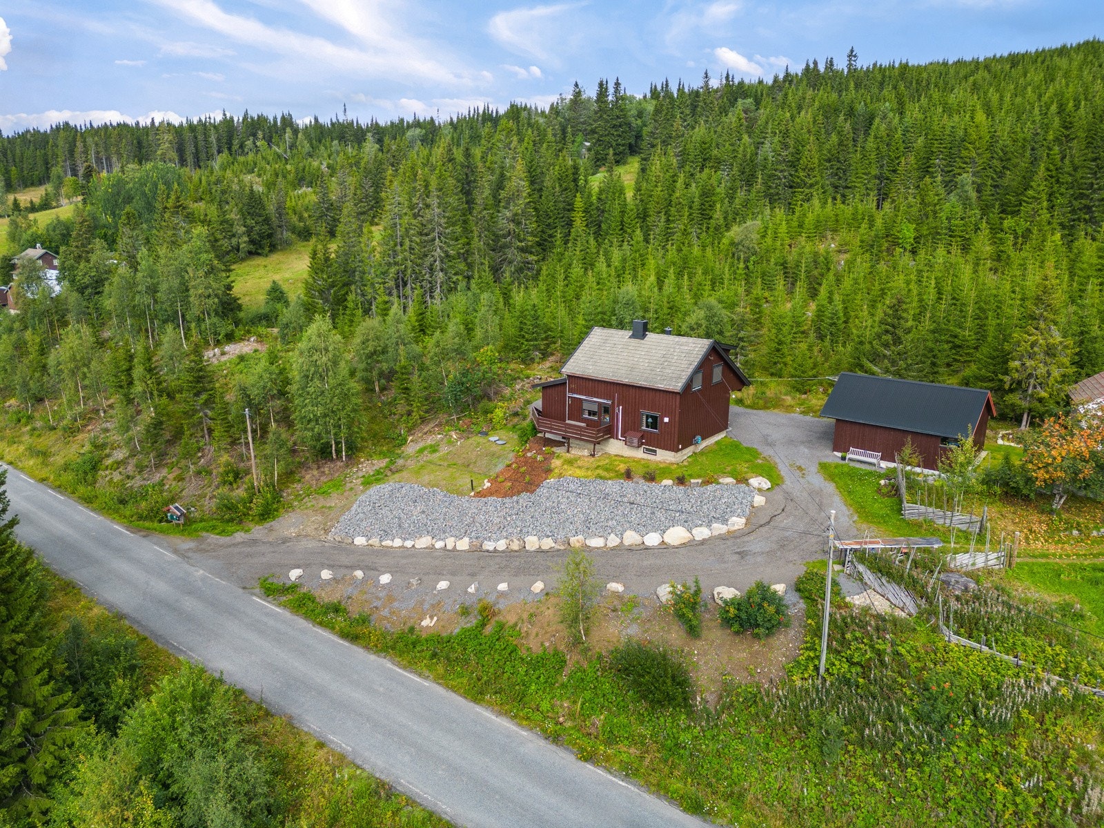 Eiendommen ligger i naturskjønne omgivelser med uberensede muligheter for tur & friluftsliv året rundt. Galleribilde
