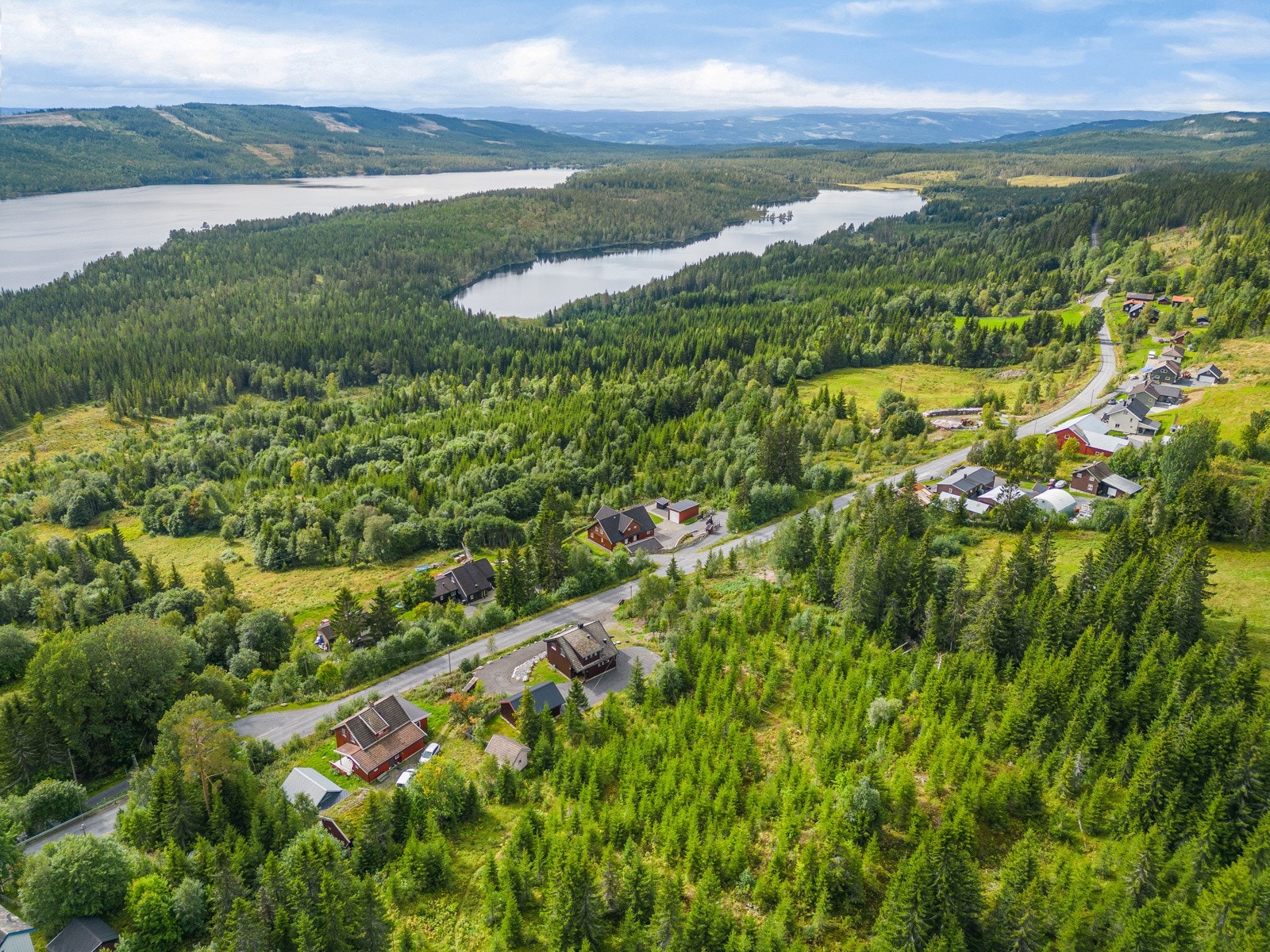 Det er bare en kort kjøretur til blant annet Lillehammer som har de aller fleste servicetilbud man måtte ønske. Galleribilde