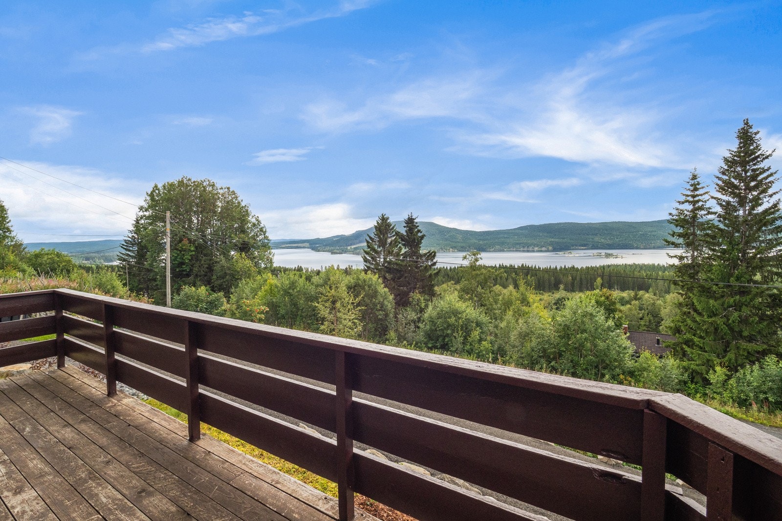 Romslig terrasse hvor man kan nyte sol og utsyn. Galleribilde