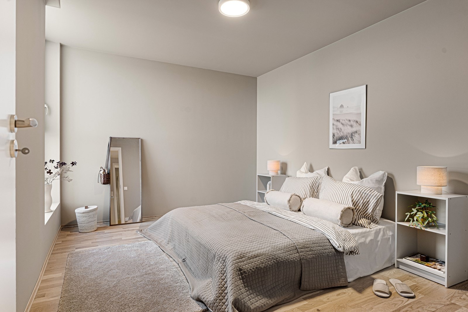 Stort hovedsoverom med god plass til garderobe og dobbelseng Galleribilde
