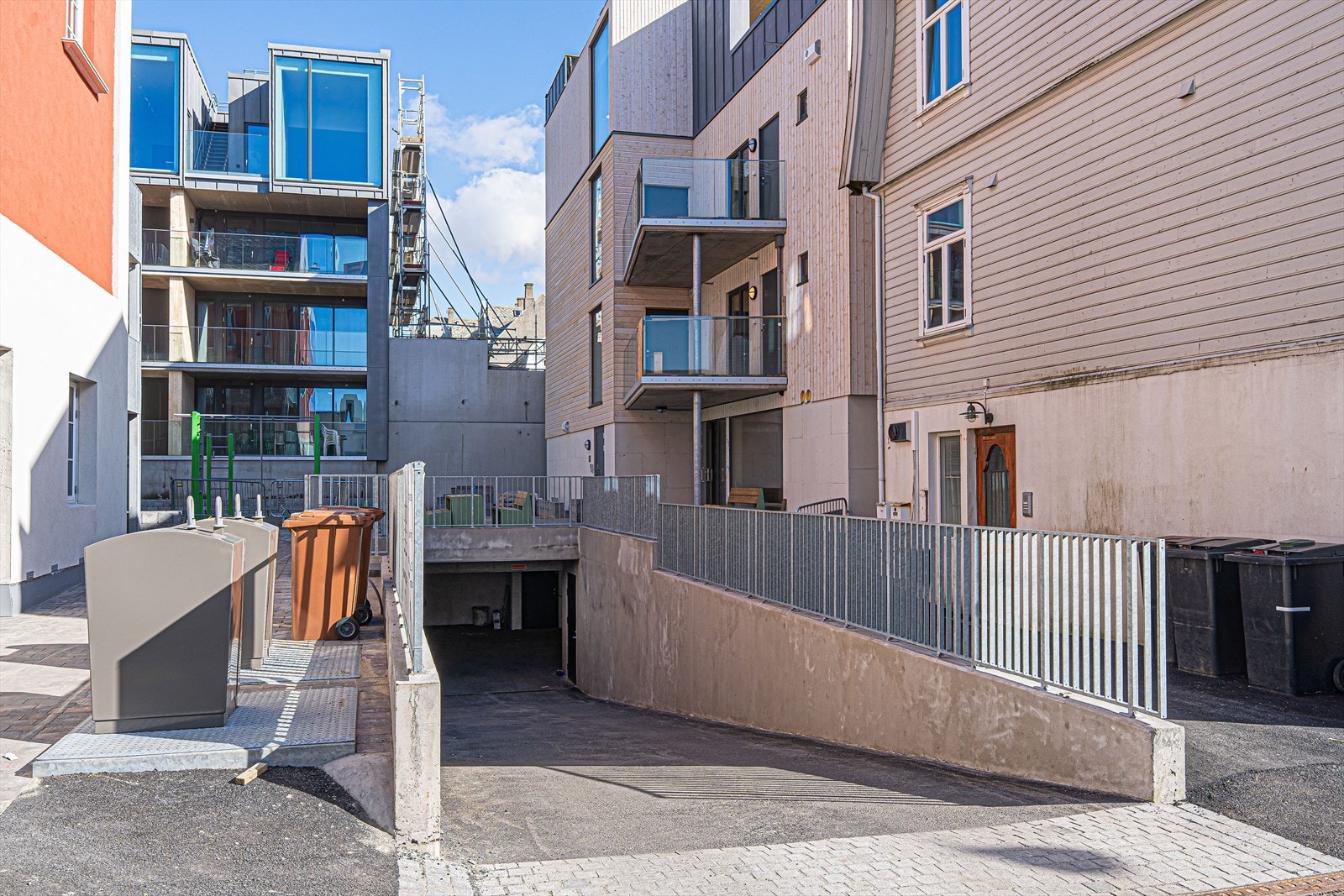 Inngang til garasjeanlegget Galleribilde