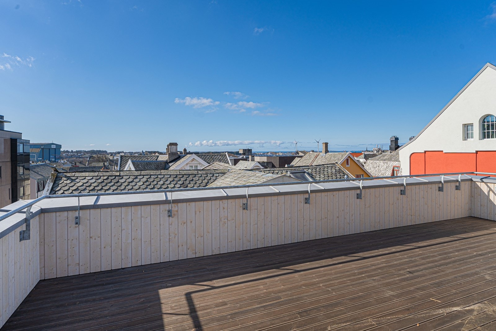 Leiligheten er den eneste leiligheten i samme etasje som felles takterrasse. Det er meget enkel adkomst til denne. Galleribilde