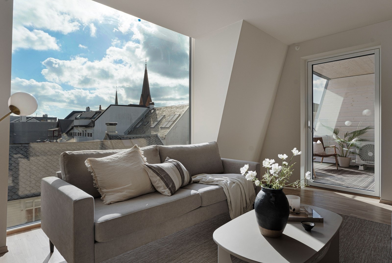 Store vindusflater gir mye naturlig lys Galleribilde