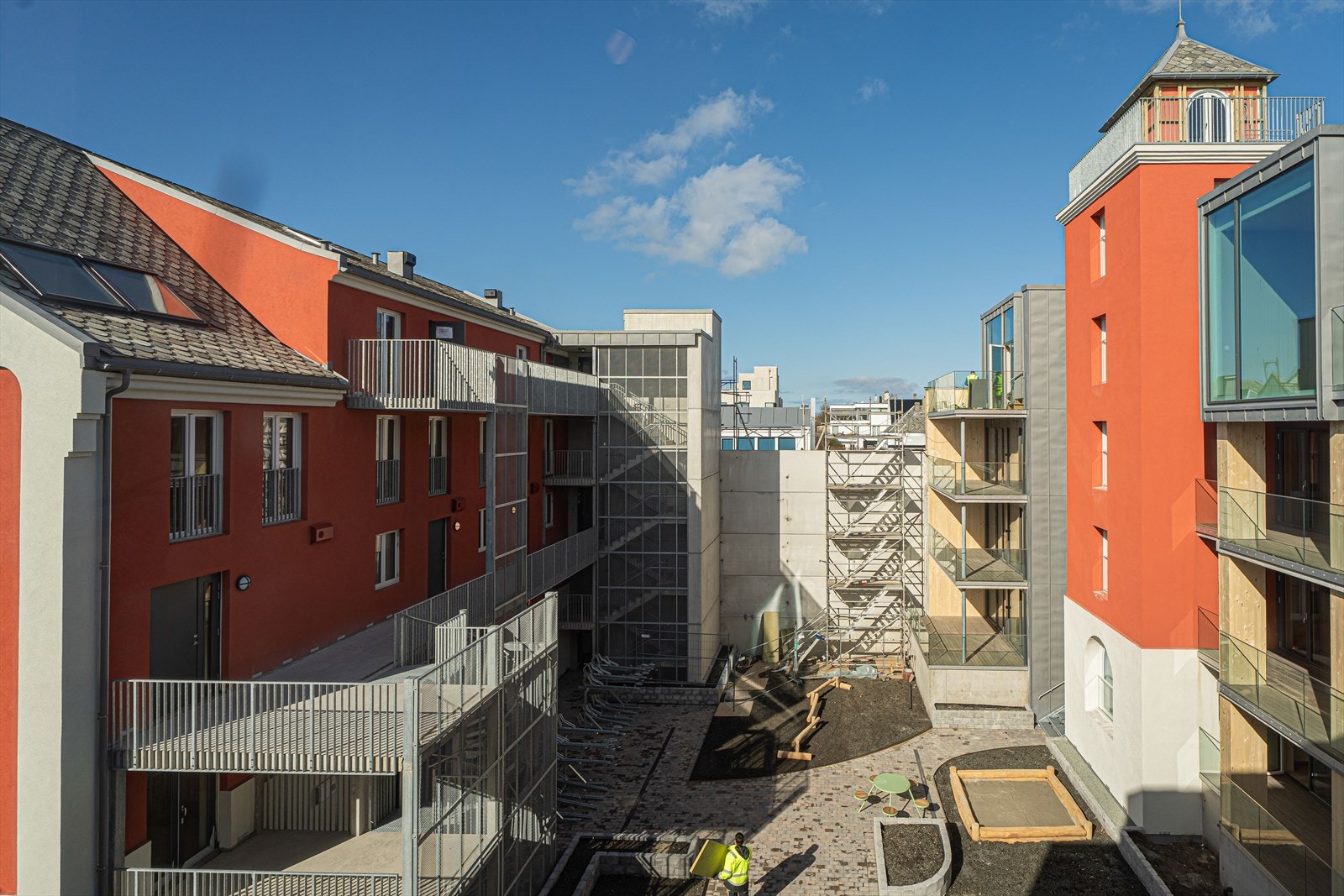 Flotte fellesområder med oppholdsareal, gressplen, lekeplass med sandkasse, balansepark og sykkelparkering Galleribilde