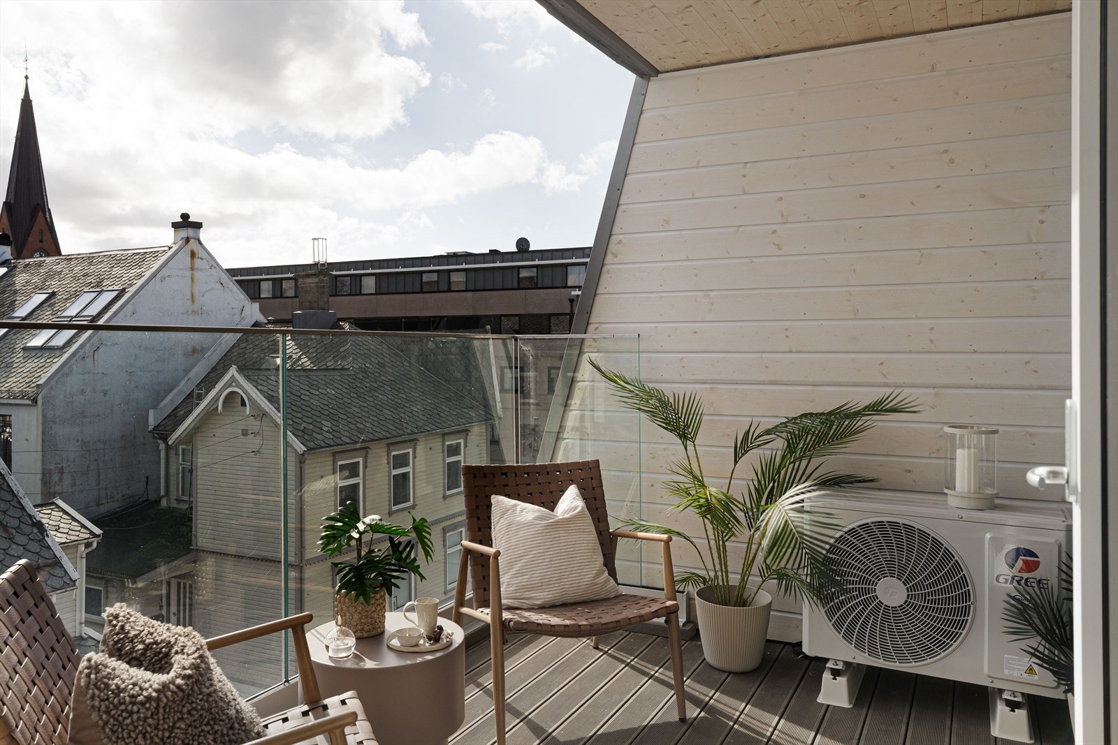 Sørvendt balkong med gode solforhold og utsikt over nærområdet Galleribilde