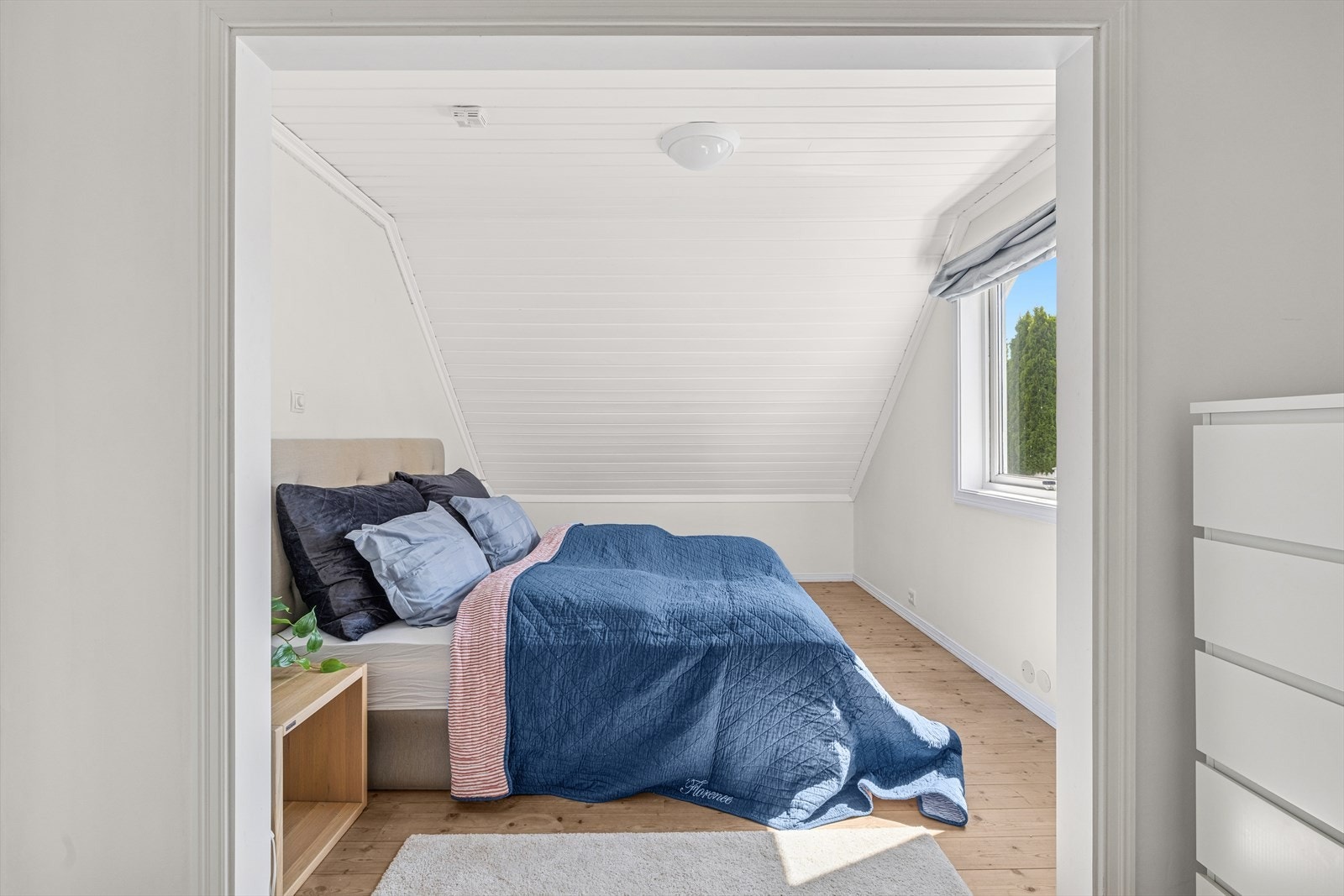 Hovedsoverommet med tilhørende walk-inn. (Dør inn til hovedsoverommet er fjernet ihht til byggesaken) Galleribilde