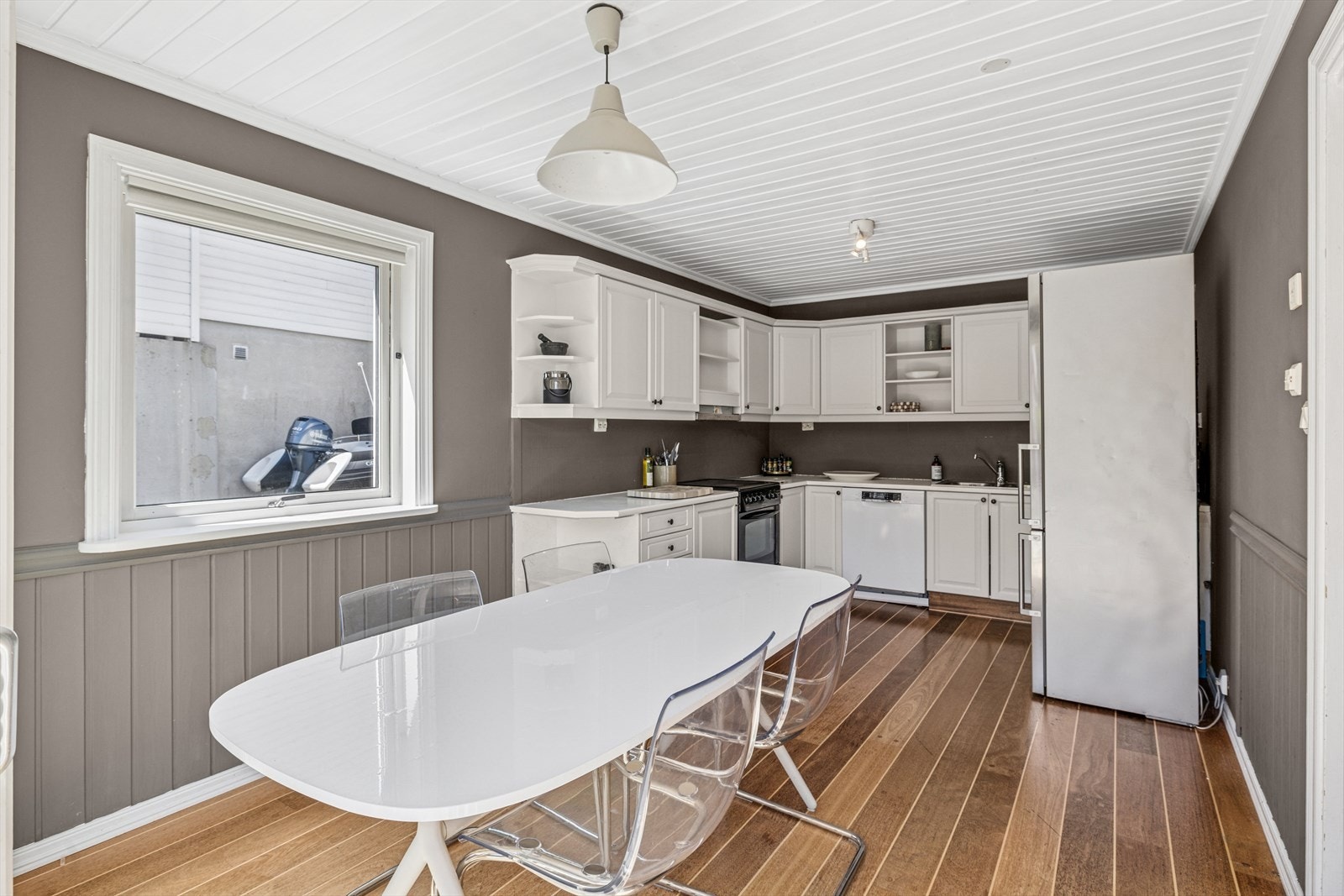 Kjøkkenet har greit med skap plass og i rommet er det god plass til spisebord. Galleribilde