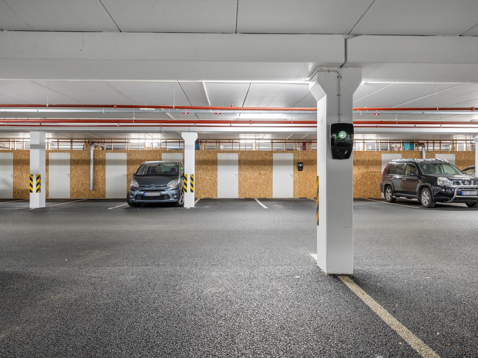 Fast parkering i lukket anlegg - El-bil lader montert og dobbel parkering Galleribilde