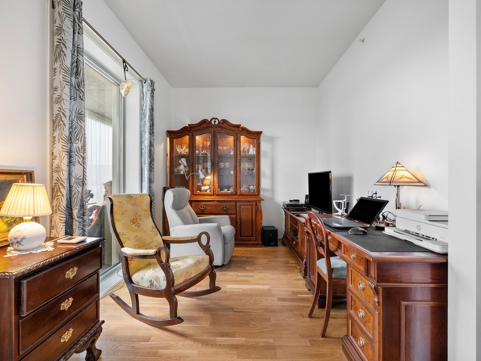 Lys og innbydende stue med store vinduer som slipper inn mye naturlig lys. Perfekt for avslapning og hjemmekontor. Galleribilde