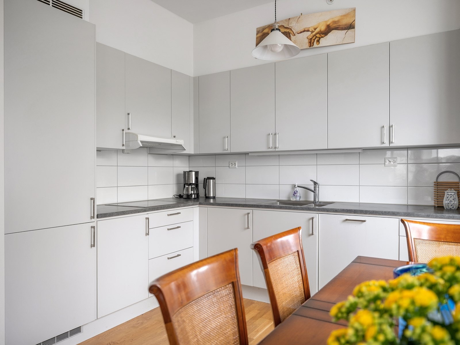 Lyst og moderne kjøkken med god skapplass. Perfekt for matlaging og sosiale sammenkomster. Tidløst design. Galleribilde