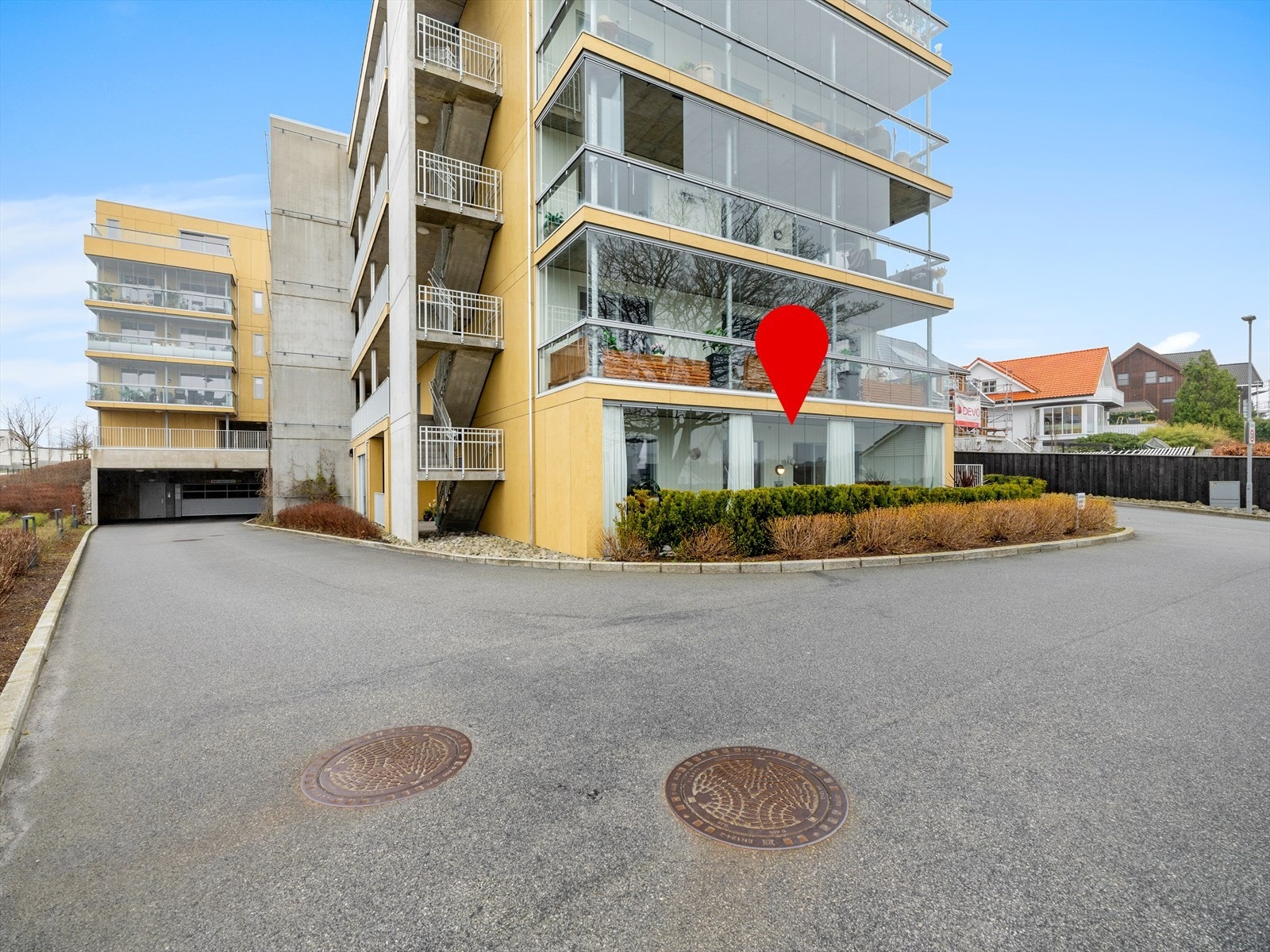 Moderne leilighetsbygg med store vinduer, sentralt plassert i et rolig nabolag. Nærhet til fasiliteter og kollektivtransport. Galleribilde