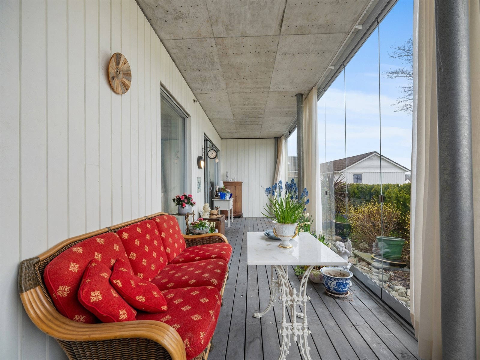 Lys og innbydende veranda med glassvegger, perfekt for avslapning. Galleribilde