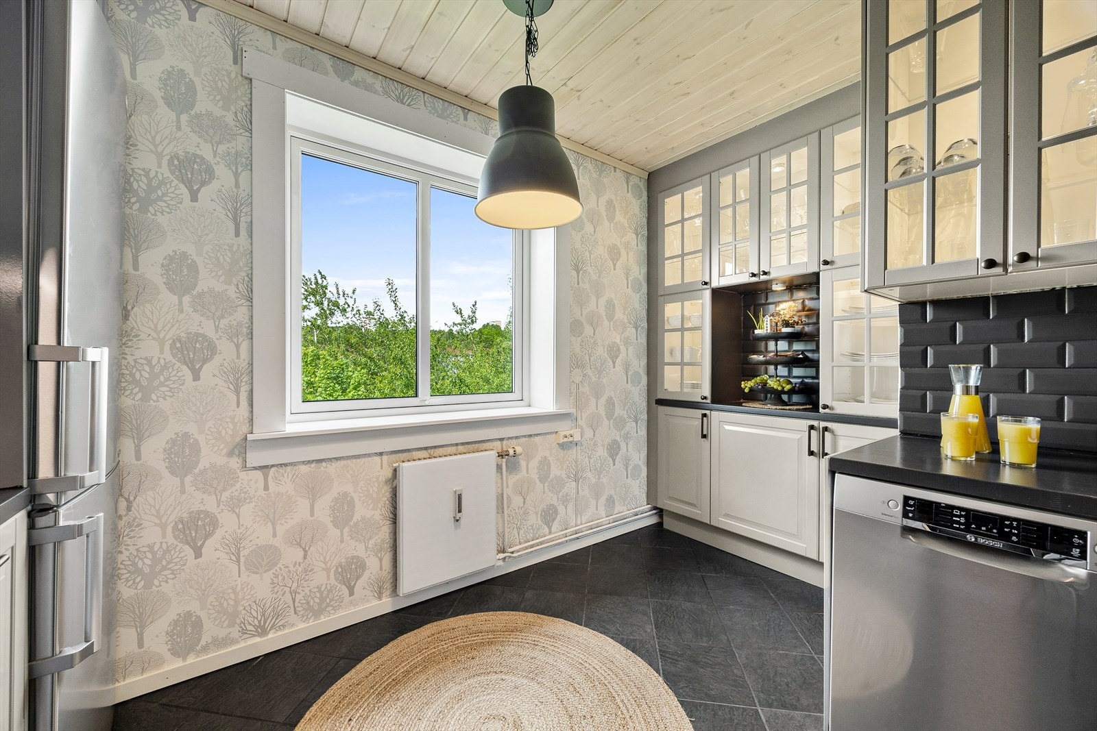 Her er det plass til en liten spisegruppe på kjøkkenet. Galleribilde