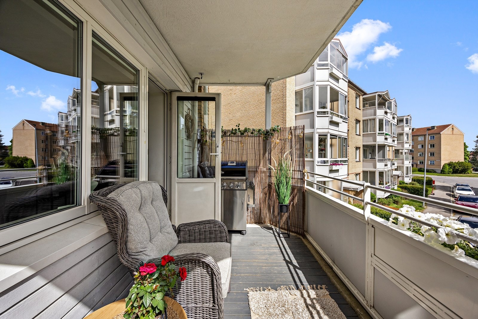 Balkongen kan enkelt innredes til en koselig sittegruppe med utemøbler. Galleribilde