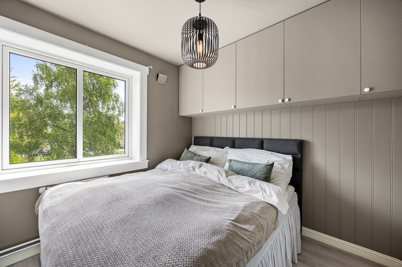 Soverom meg plass til dobbeltseng og overskap. Galleribilde