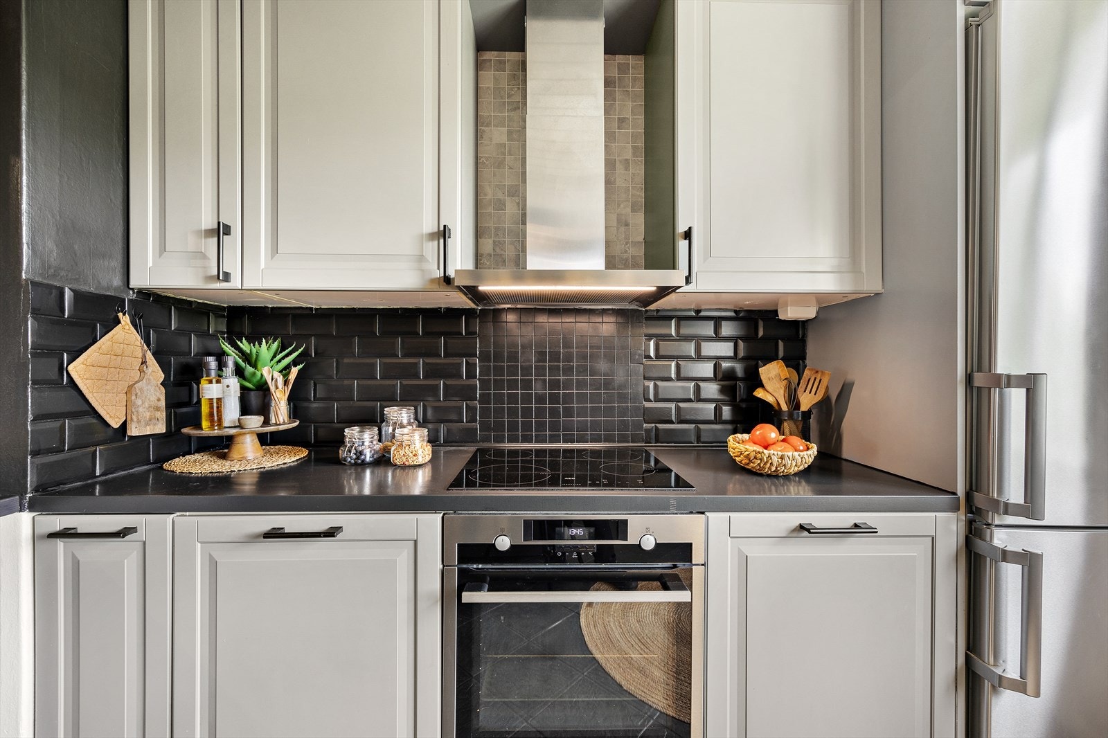 Det er integrerte hvitevarer som stekeovn, platetopp og oppvaskmaskin. Galleribilde