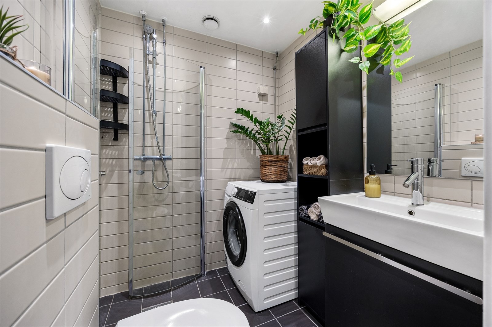 Pent flislagt baderom med opplegg til vaskemaskin, og varmekabel i gulv. Galleribilde