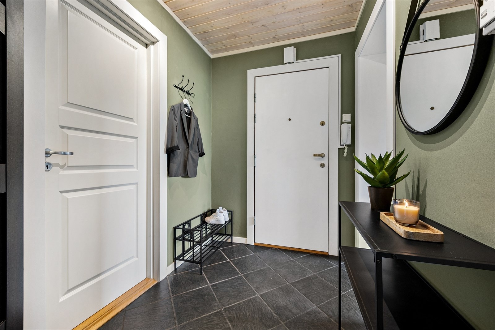 Flott inngangsparti med dørcalling på veggen. Galleribilde