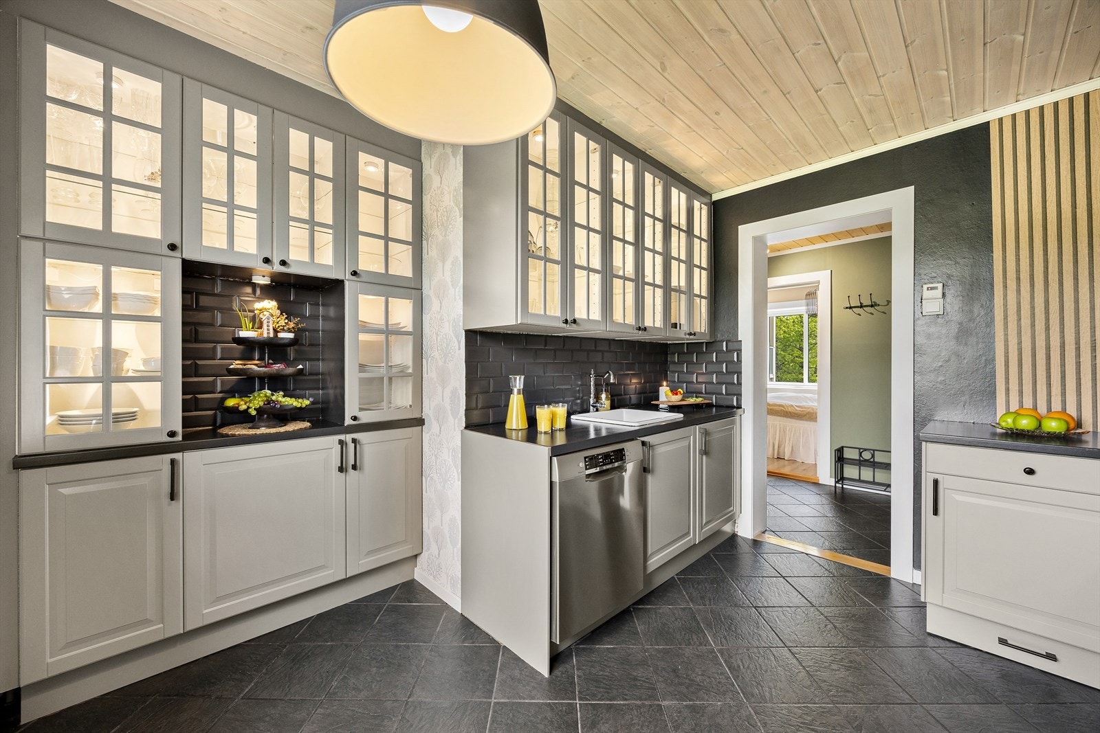 Det er rikelig med oppbevaringsmuligheter i over - og underskapene, samt gode arbeidsflater på benkeplaten. Galleribilde