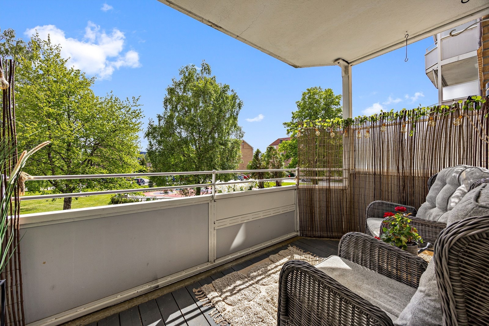 Innsynsfri balkong mot frodige og grønne områder med lekeplass. Galleribilde