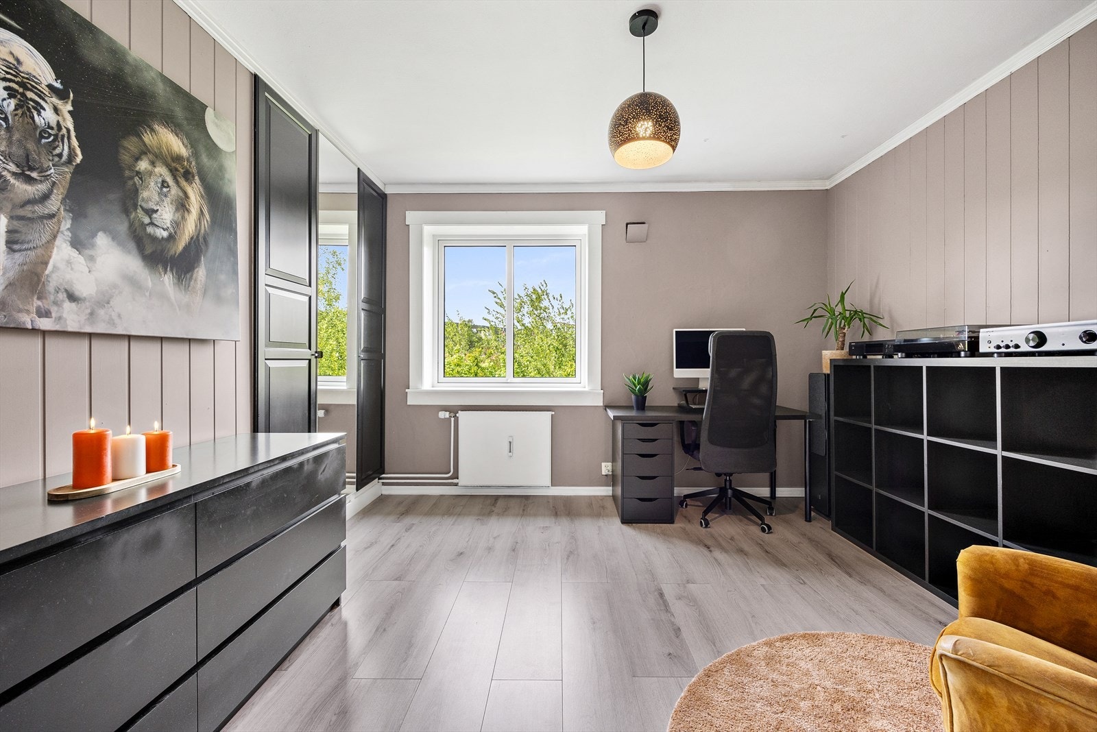 Romslig soverom som i dag blir brukt som kontorrom. Galleribilde