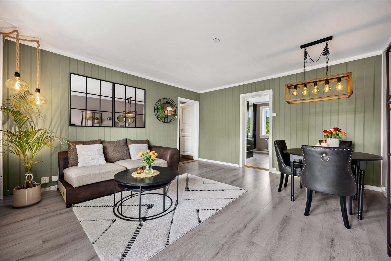 Stuen har god plass til sofagruppe, spisegruppe og TV-møbel. Galleribilde