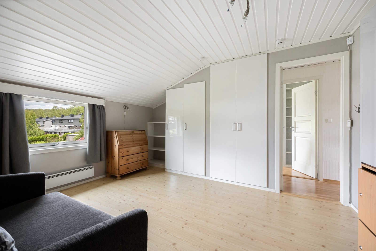 Alle tre er innredet med plassbygde garderobeskap. Galleribilde