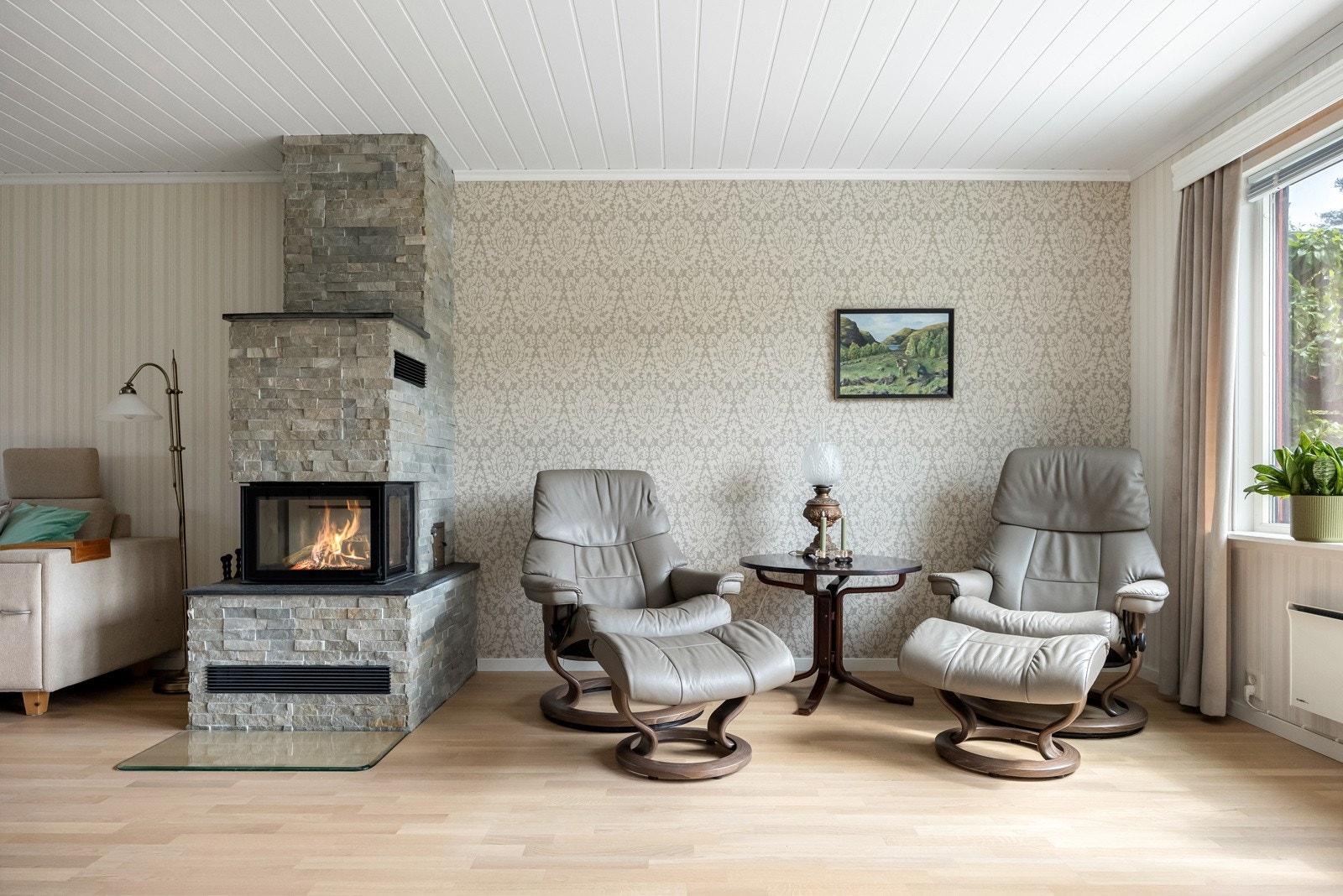 En moderne vedovn fra Nordpeis med glassfelt på tre sider utgjør et vakkert blikkfang i rommet og gir både varme og stemning på kjølige dager. Galleribilde